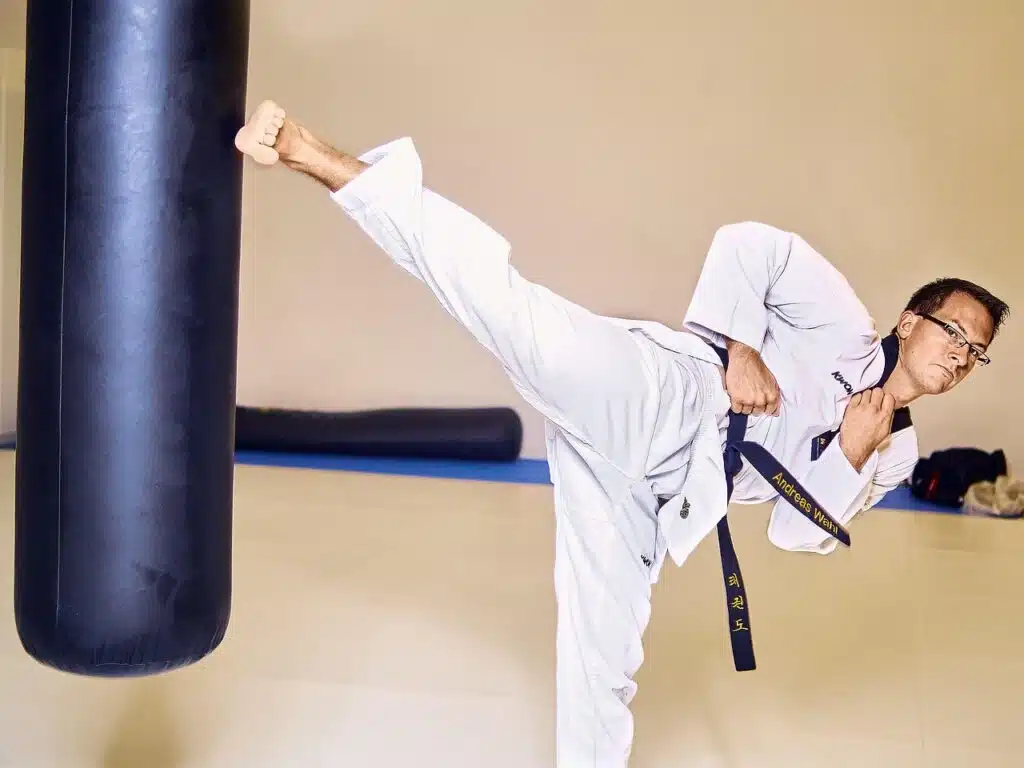 No hip abduction weakness with this side kick