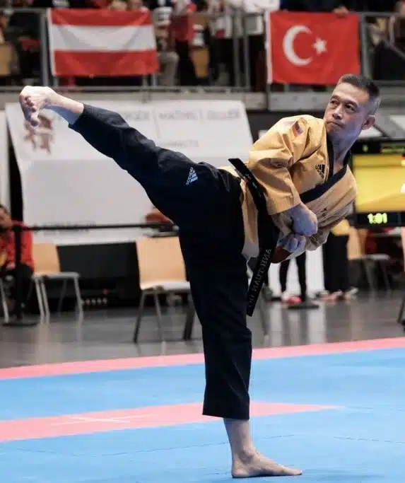 No hip abduction weakness with this side kick